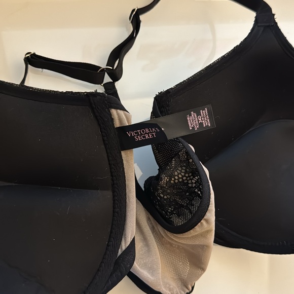 Victoria’s Secret NWOT Bombshell Plunge bra - Picture 5 of 5